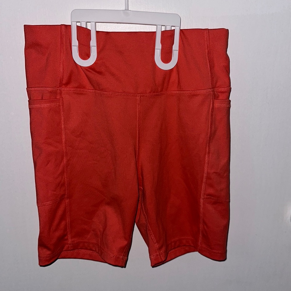 Salmon biker shorts with pockets